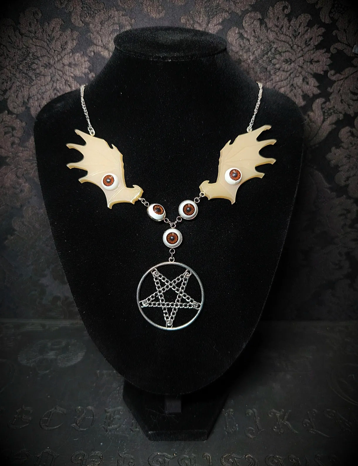 Collier gothique All Seeing avec ailes ivoire yeux et pentagramme en chaînes