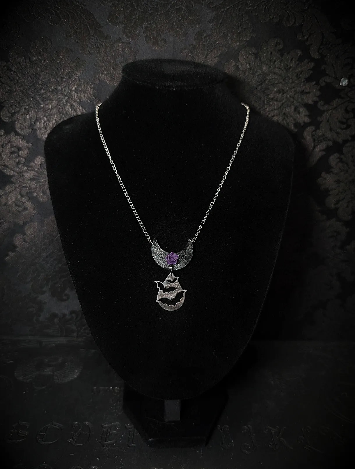 Collier gothique Noctiflora avec lune noire rose violette et chauves-souris sur buste noir