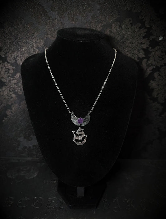 Collier gothique Noctiflora avec lune noire rose violette et chauves-souris sur buste noir