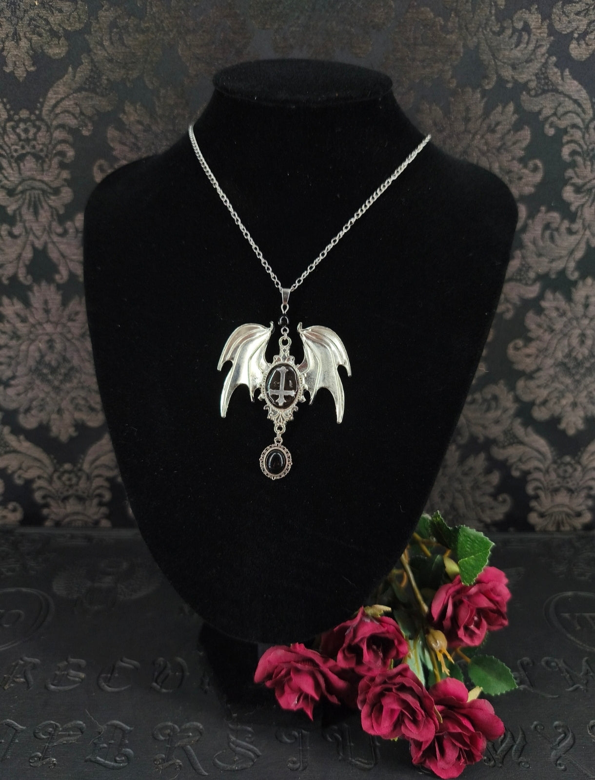 Collier gothique ailes de chauve-souris, croix inversée & obsidienne fait main