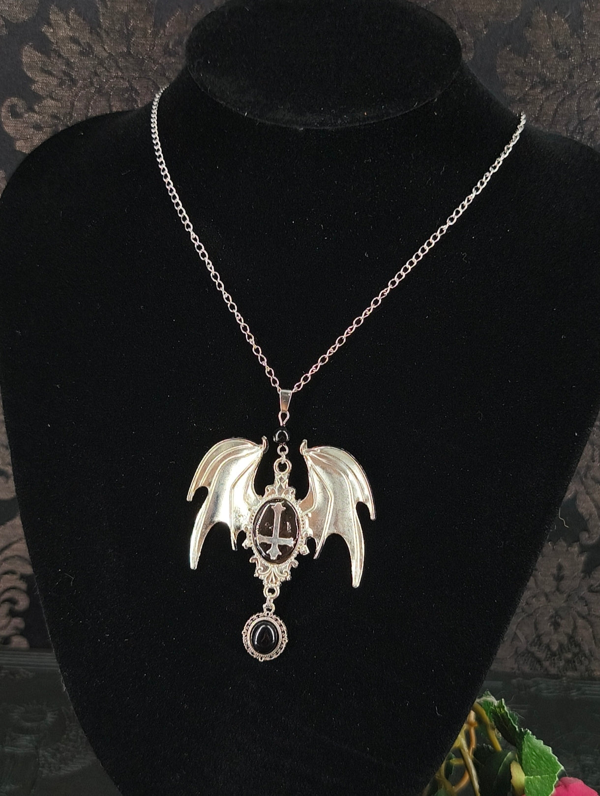 Collier gothique ailes de chauve-souris, croix inversée & obsidienne fait main vue globale 