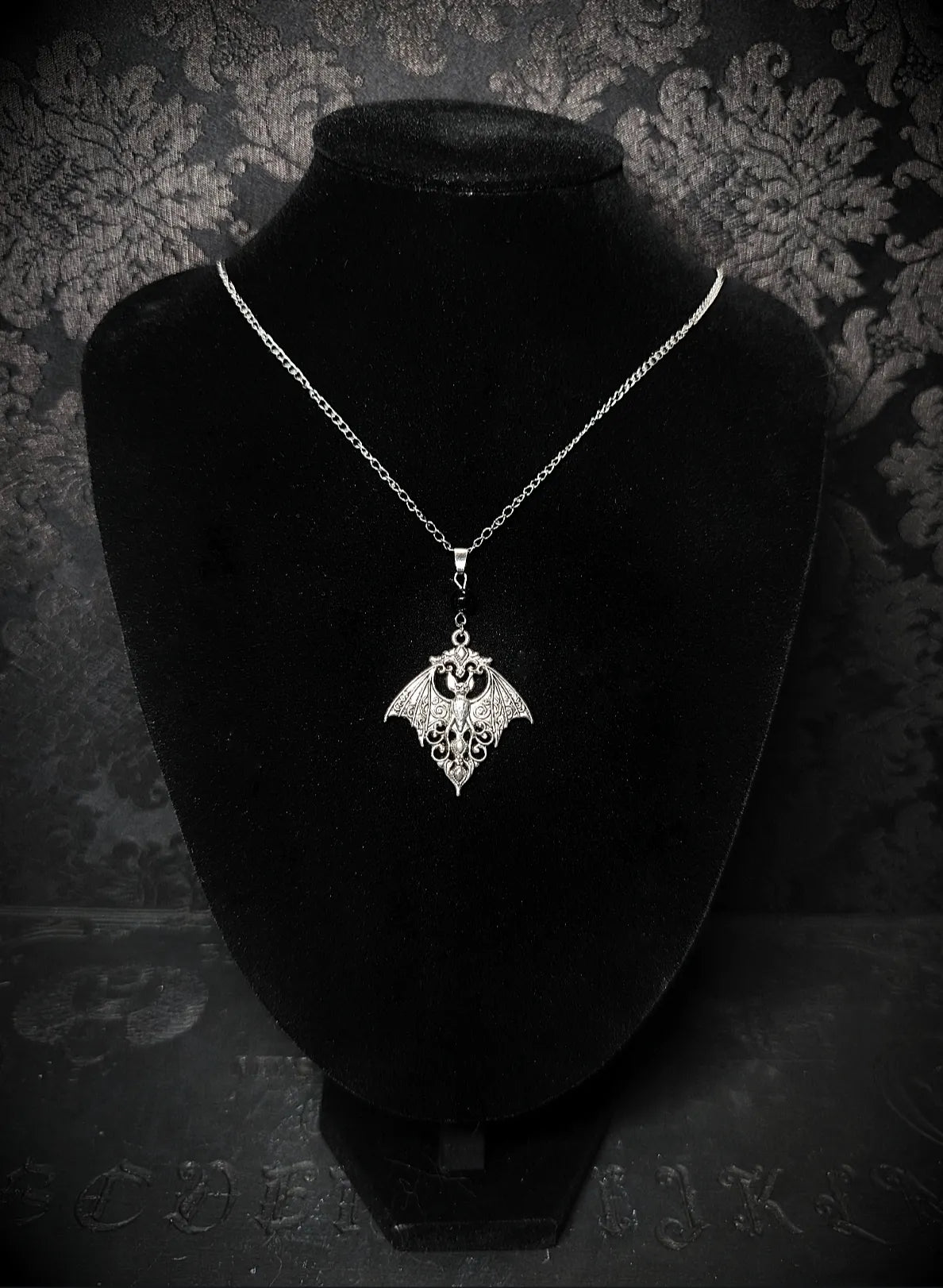 Collier gothique argenté avec pendentif chauve-souris ornementale