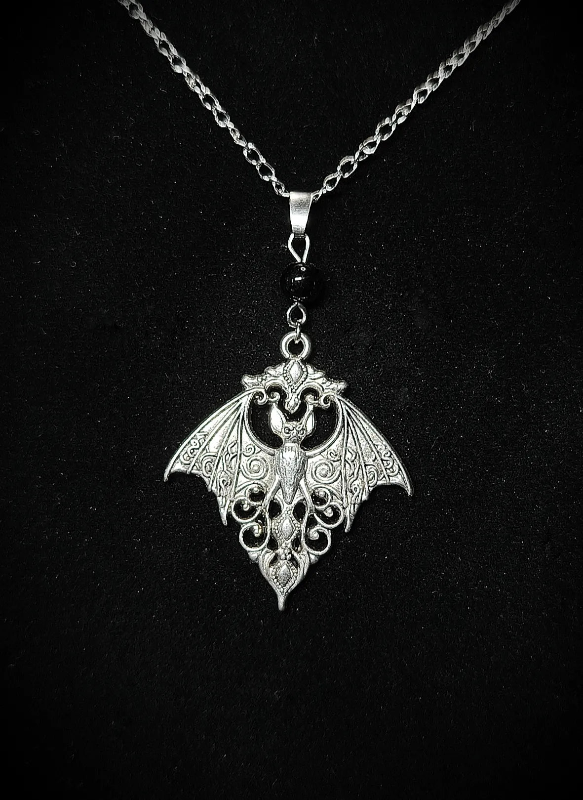Collier gothique argenté avec pendentif chauve-souris ornementale vu de près 
