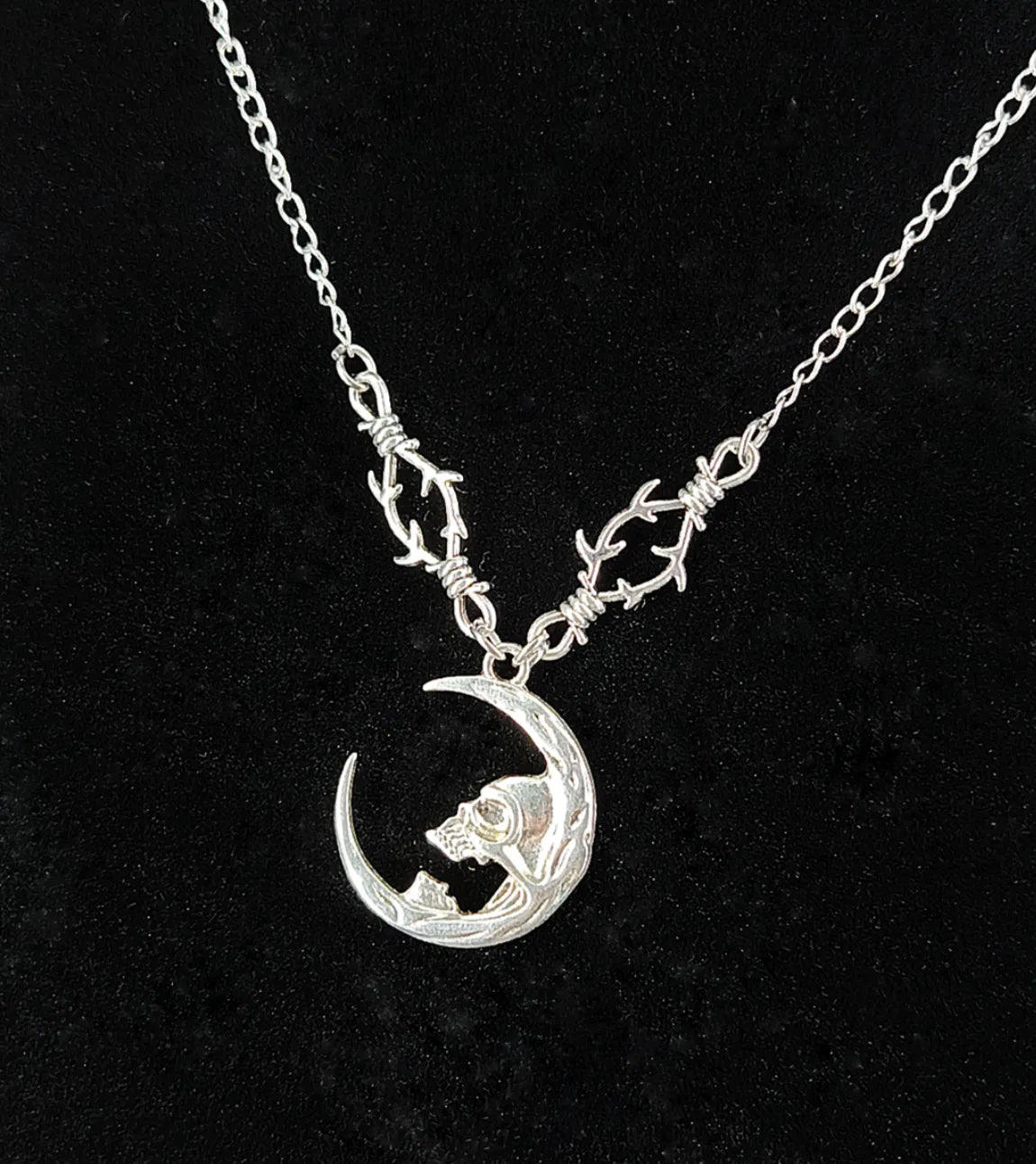Collier gothique avec pendentif croissant de lune et barbelés 