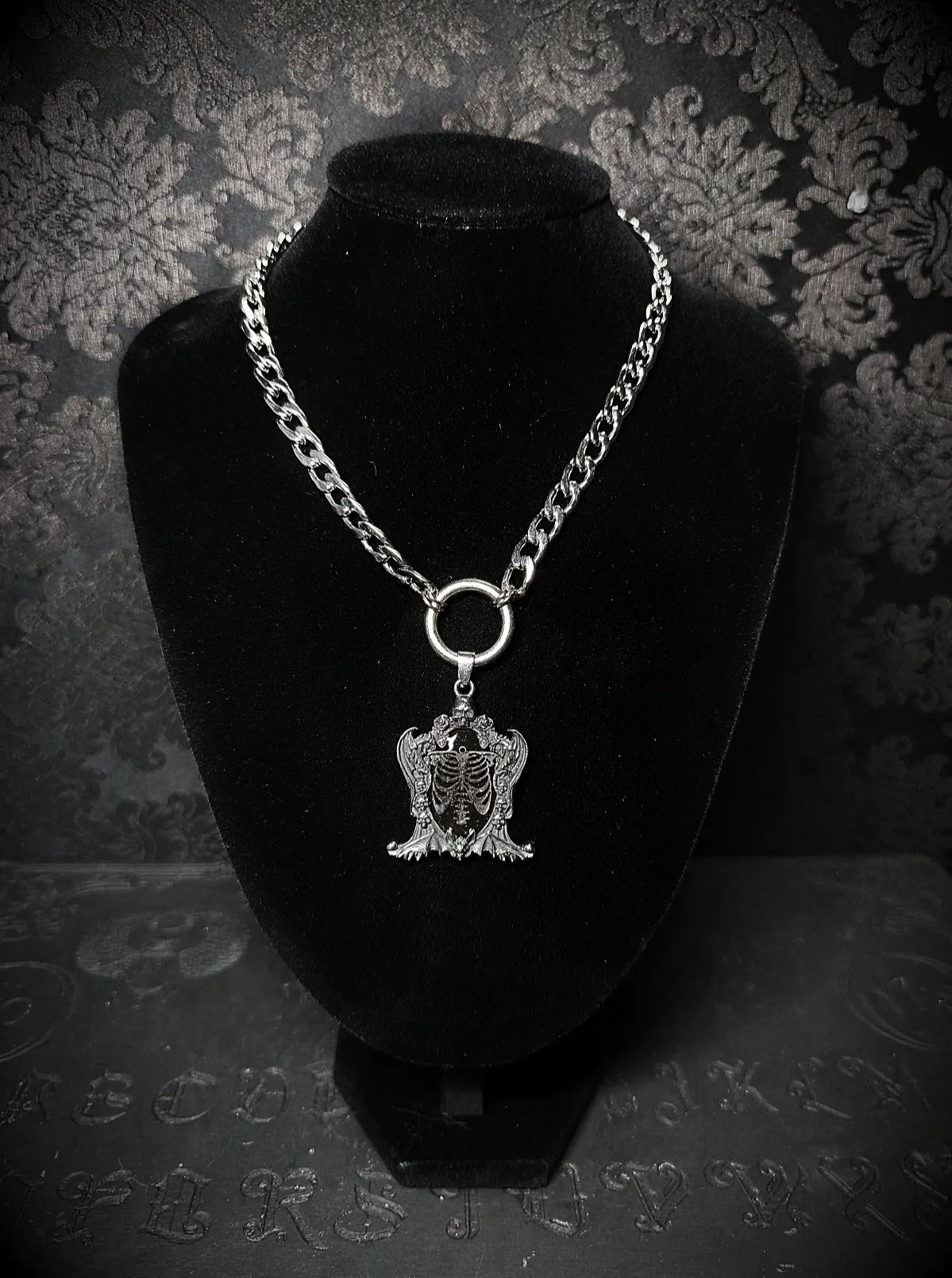 Collier gothique cage thoracique et crânes en acier inoxydable – Memento Mori