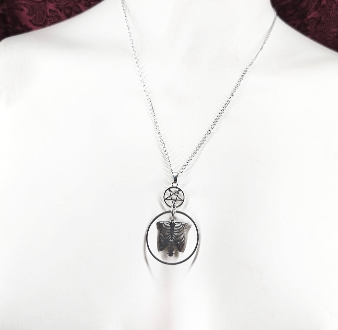 Collier gothique cage thoracique & pentacle en acier inoxydable fait main vue de près 