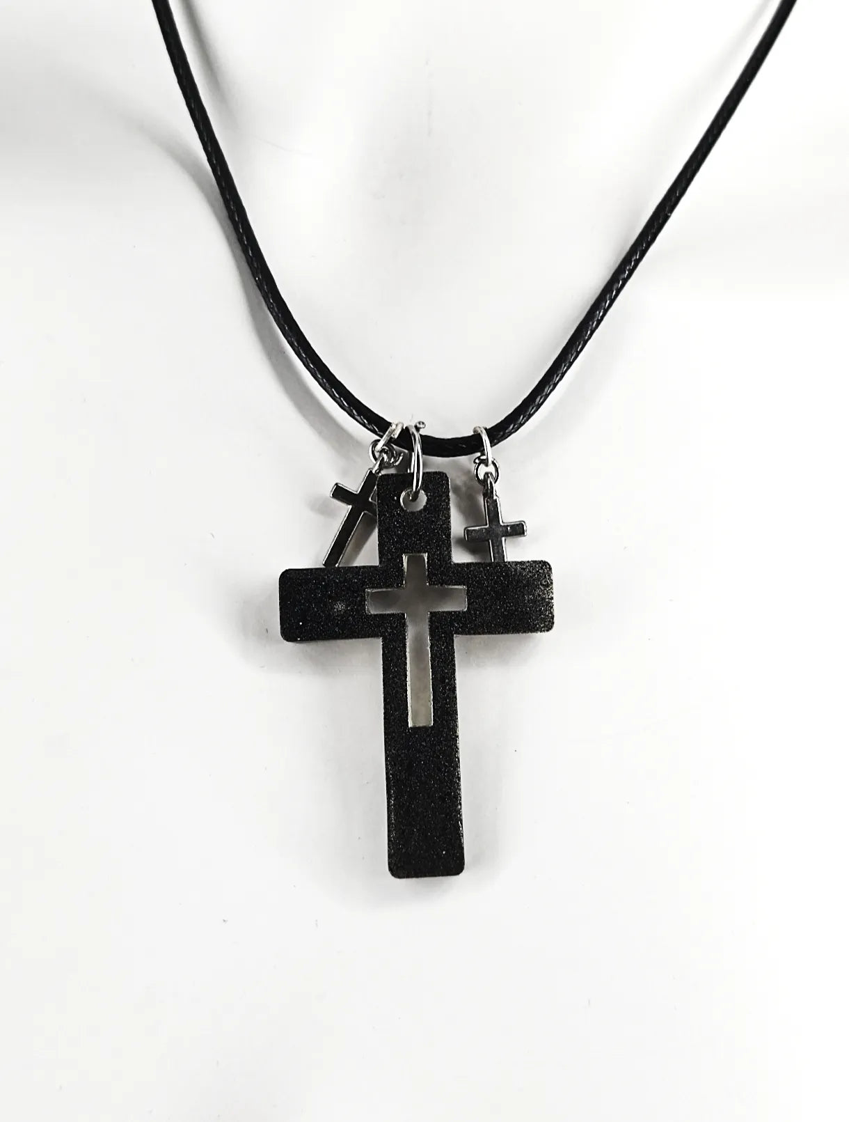 Collier gothique cordon cuir noir avec croix multiples
