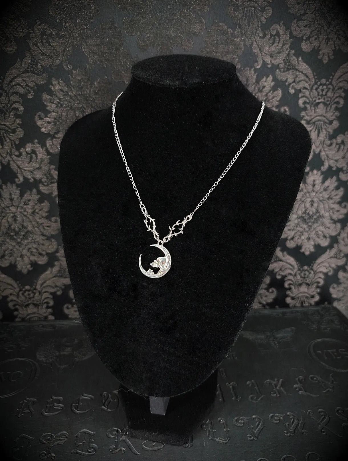 Collier gothique croissant de lune et barbelés fait main
