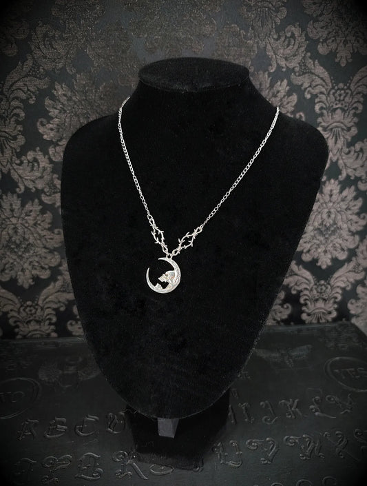 Collier gothique croissant de lune et barbelés fait main