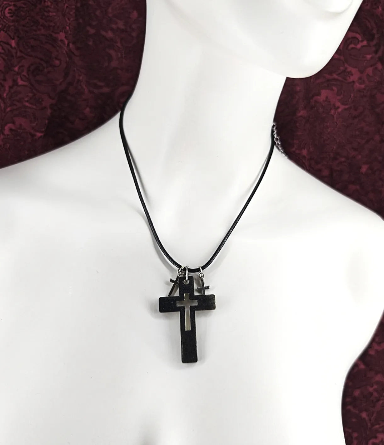 Collier gothique croix noire en résine fait main