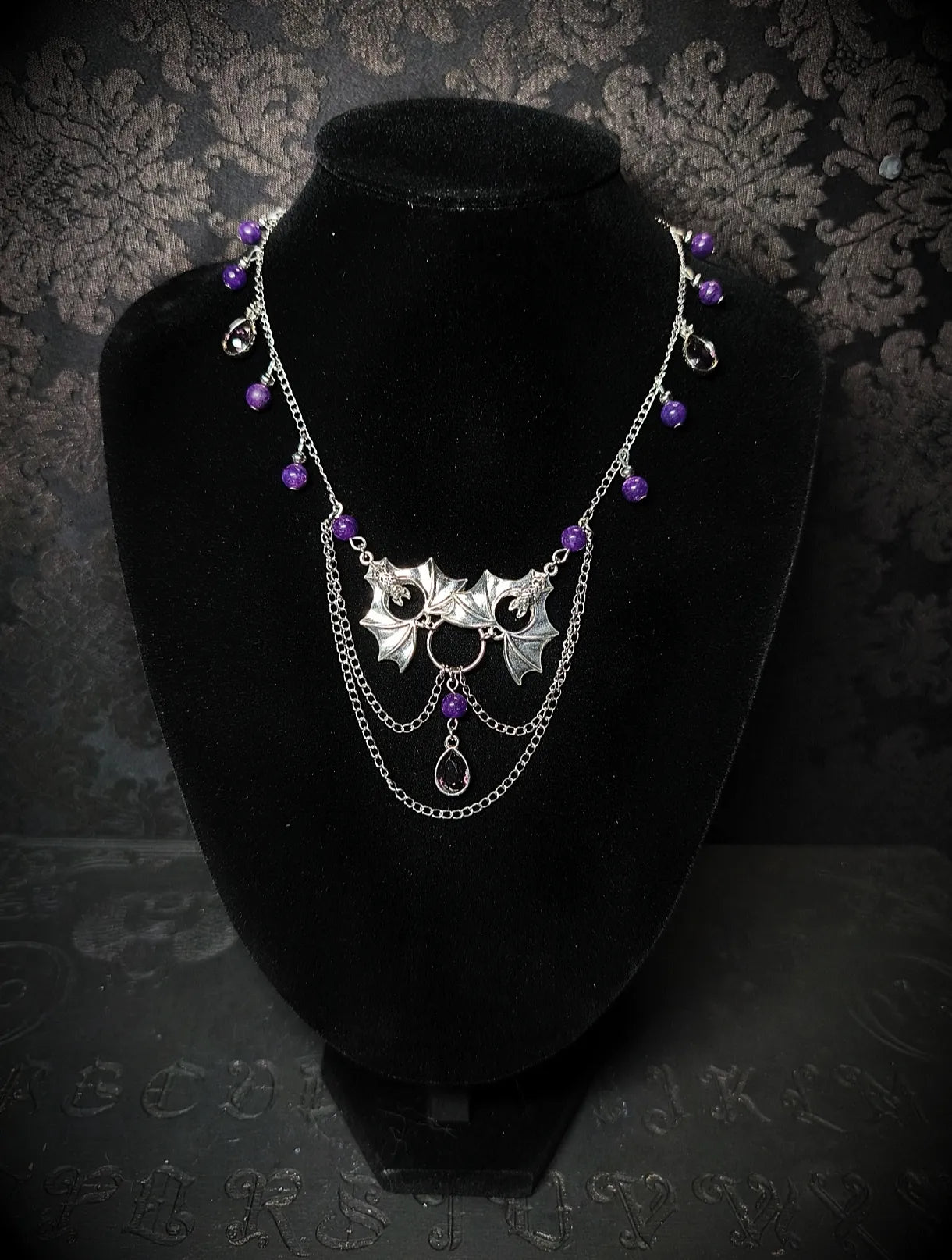 Collier gothique réglable chauves-souris et perles en améthyste violette