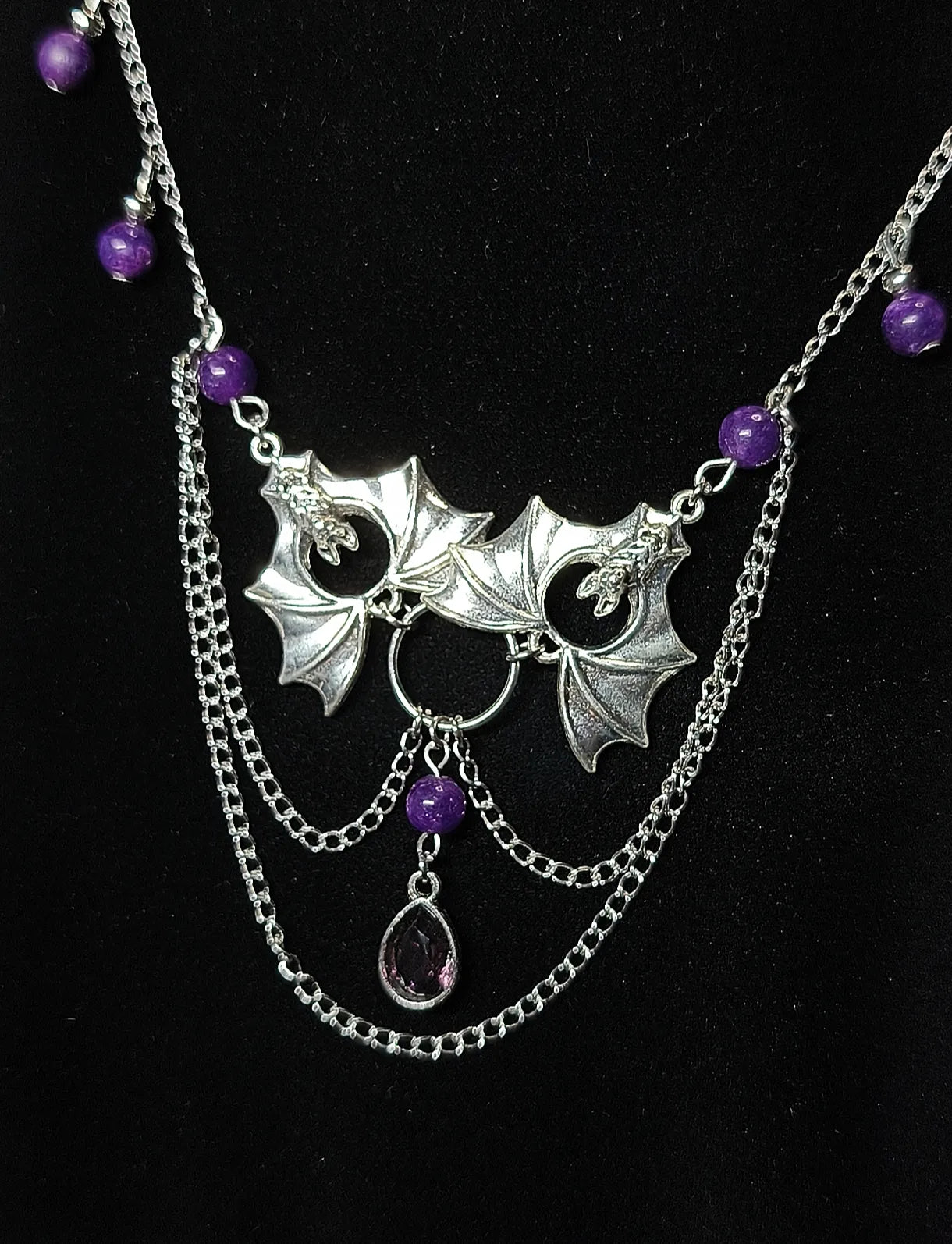 Collier gothique réglable chauves-souris et perles en améthyste violette vu de près 