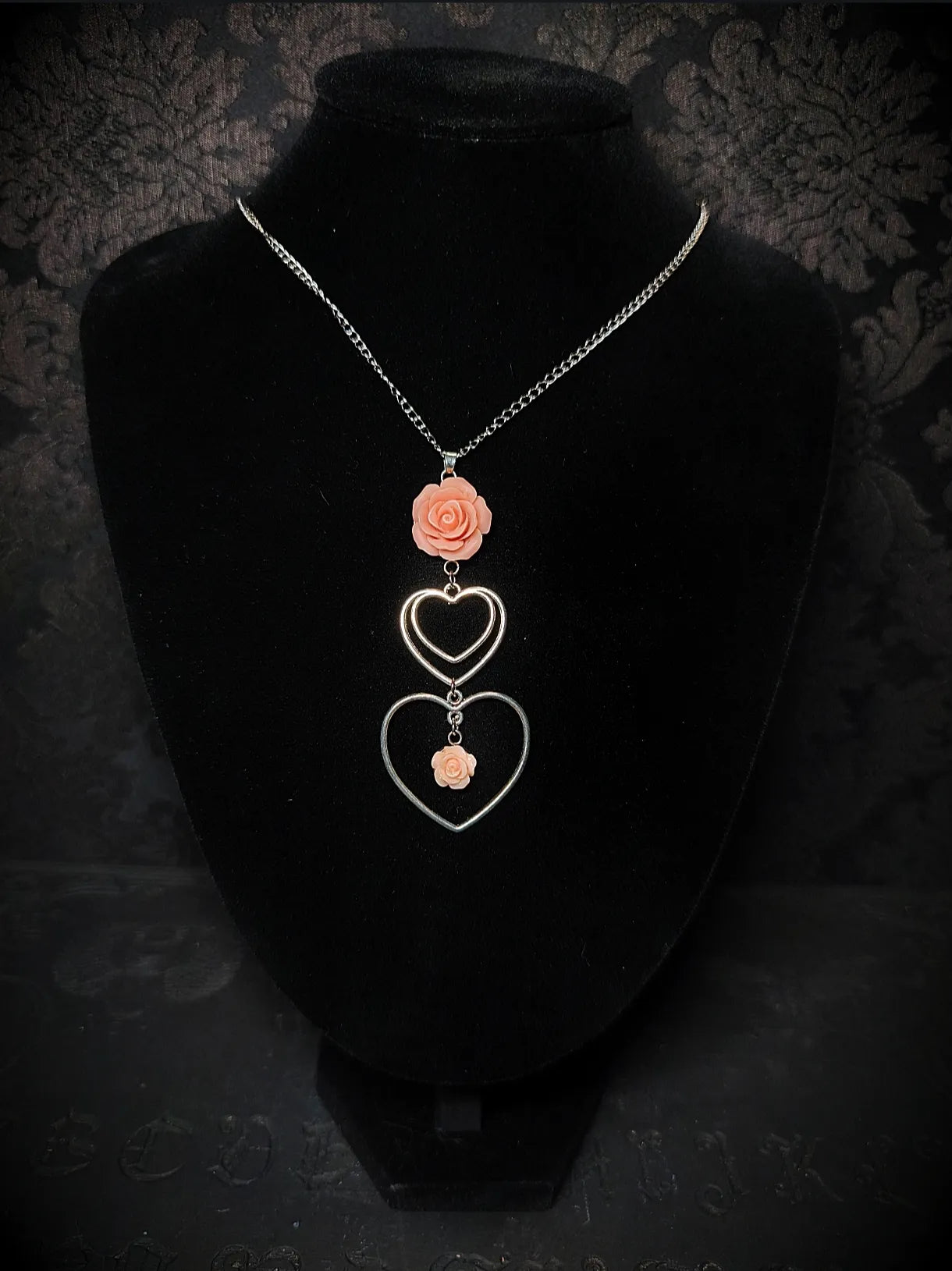 Collier gothique romantique Cœur d’Antan avec roses vieux rose et doubles cœurs argentés sur buste noir