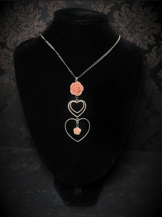 Collier gothique romantique Cœur d’Antan avec roses vieux rose et doubles cœurs argentés sur buste noir