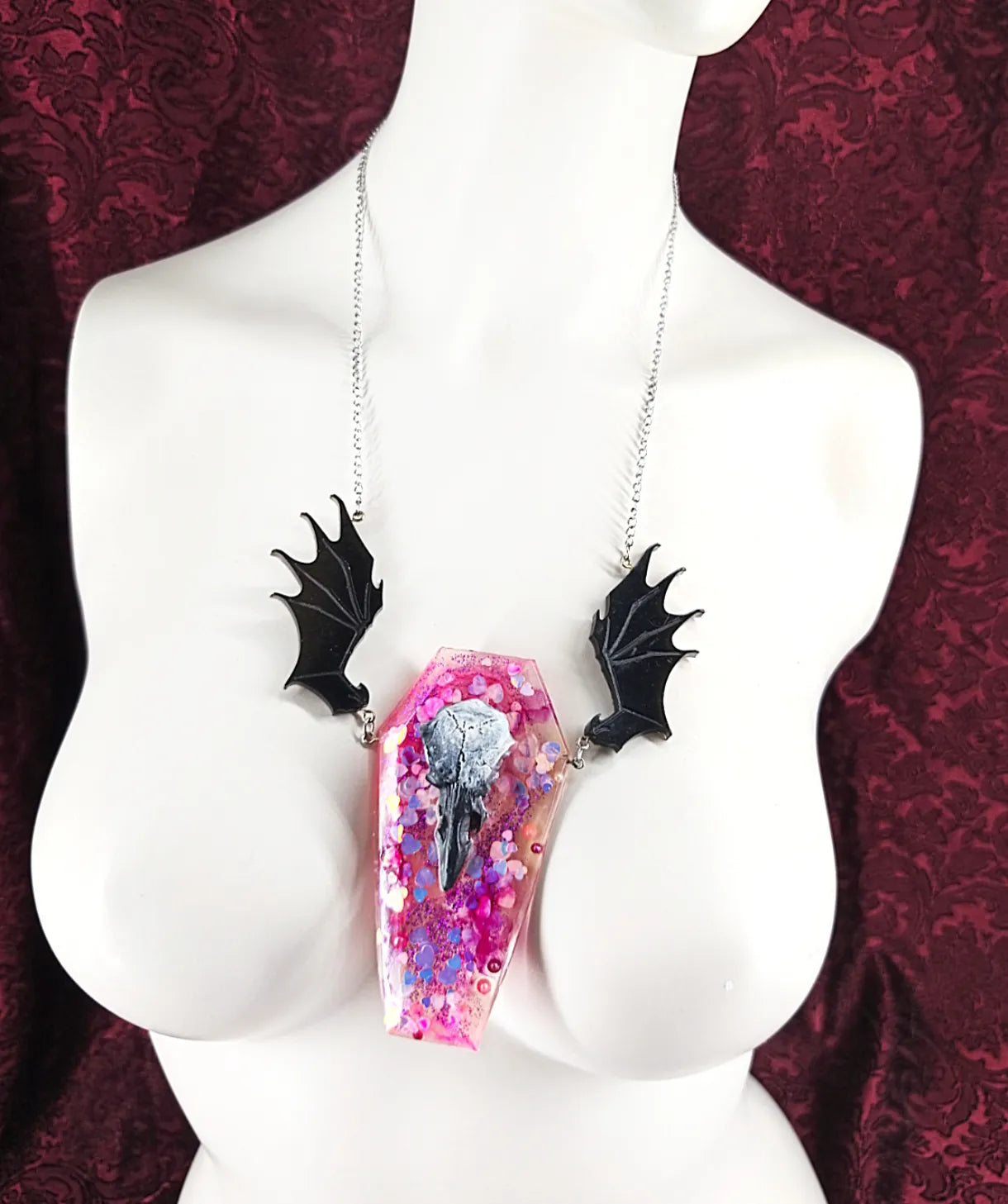 Collier gothique romantique cercueil rose avec crâne et ailes de chauve-souris