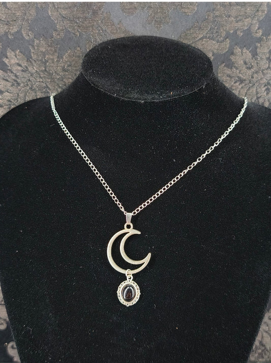 Collier lune & obsidienne noire Séléné fait main vue de près 
