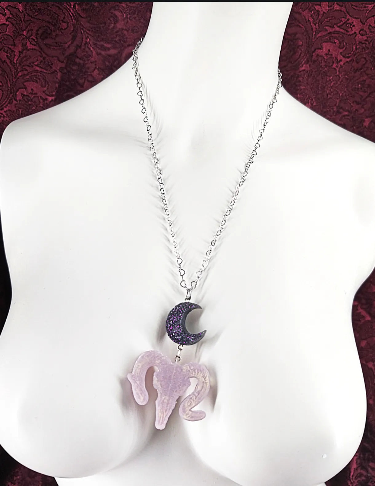 Collier pastel goth avec lune et crâne de bouc fait main