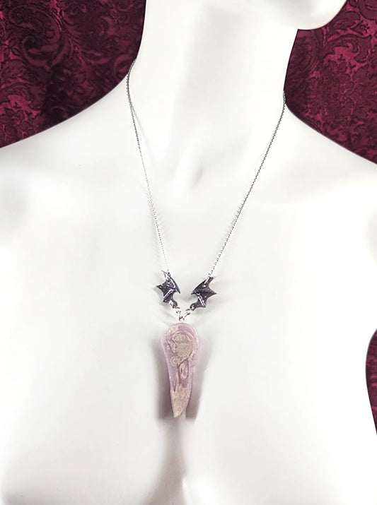 Collier pastel goth crâne de corbeau & ailes de démon
