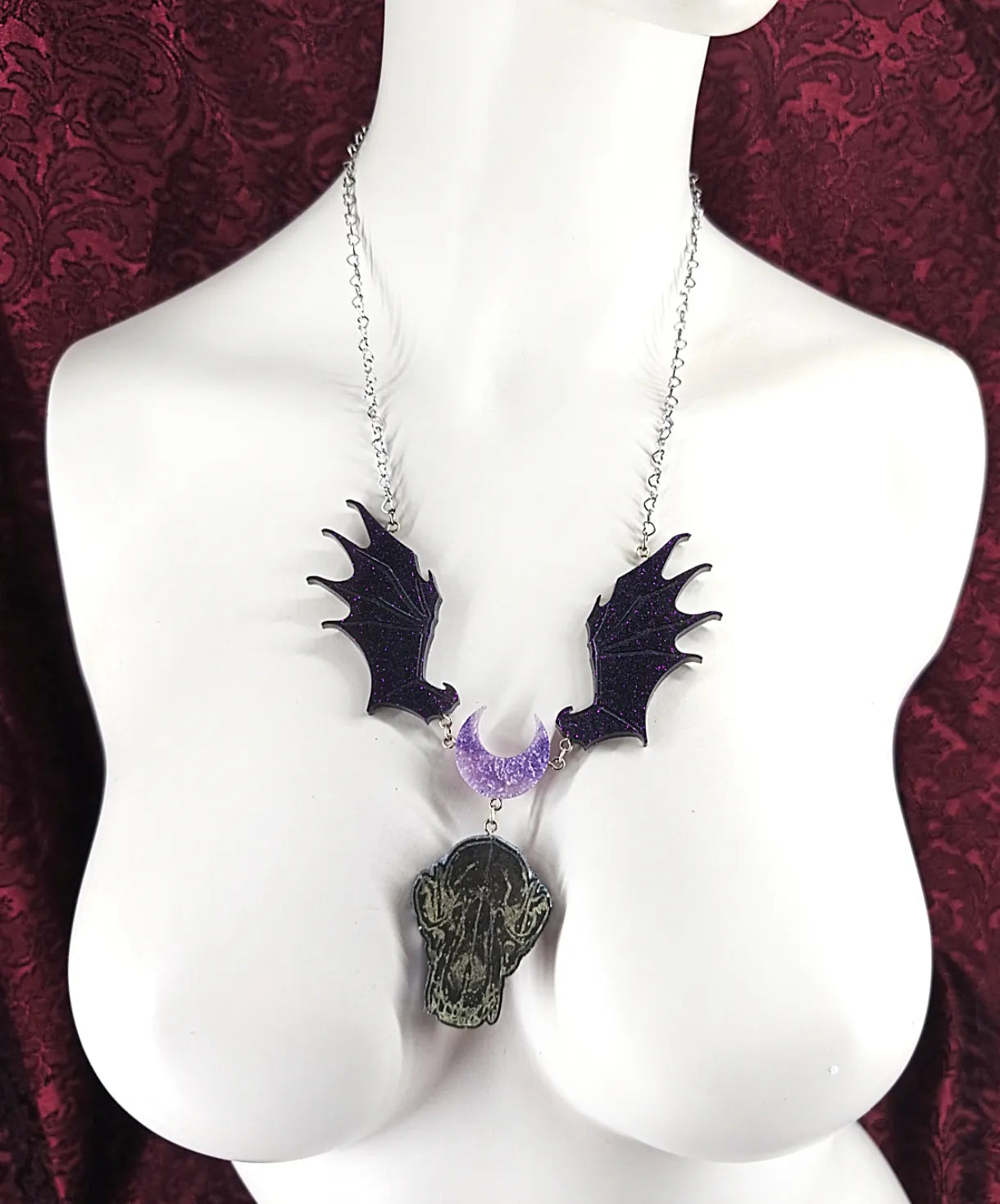Collier pastel goth en résine avec lune, ailes et crâne de loup