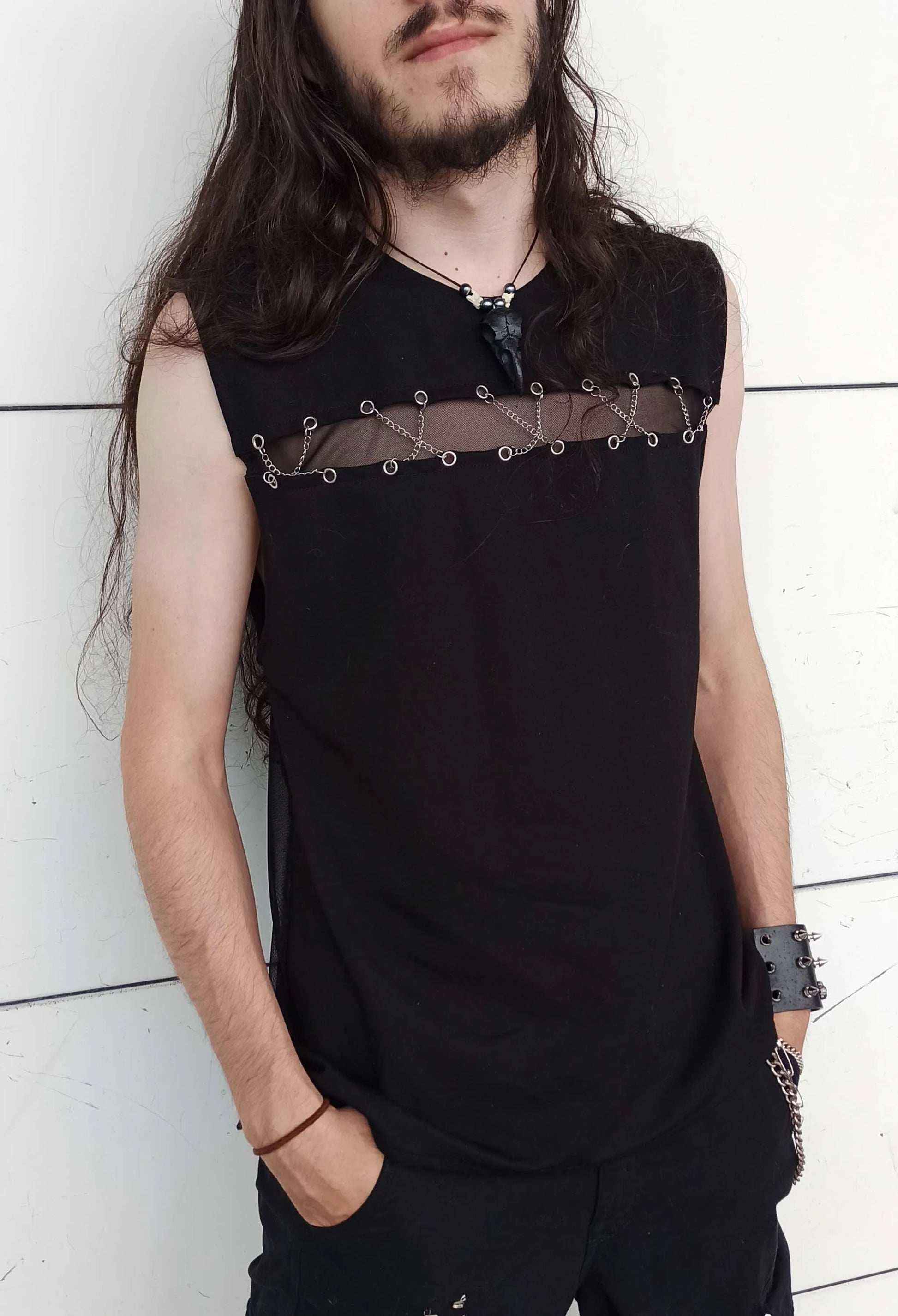 Débardeur gothique en coton épais et résille noire, laçages avec chaînes et œillets métalliques. Fait main