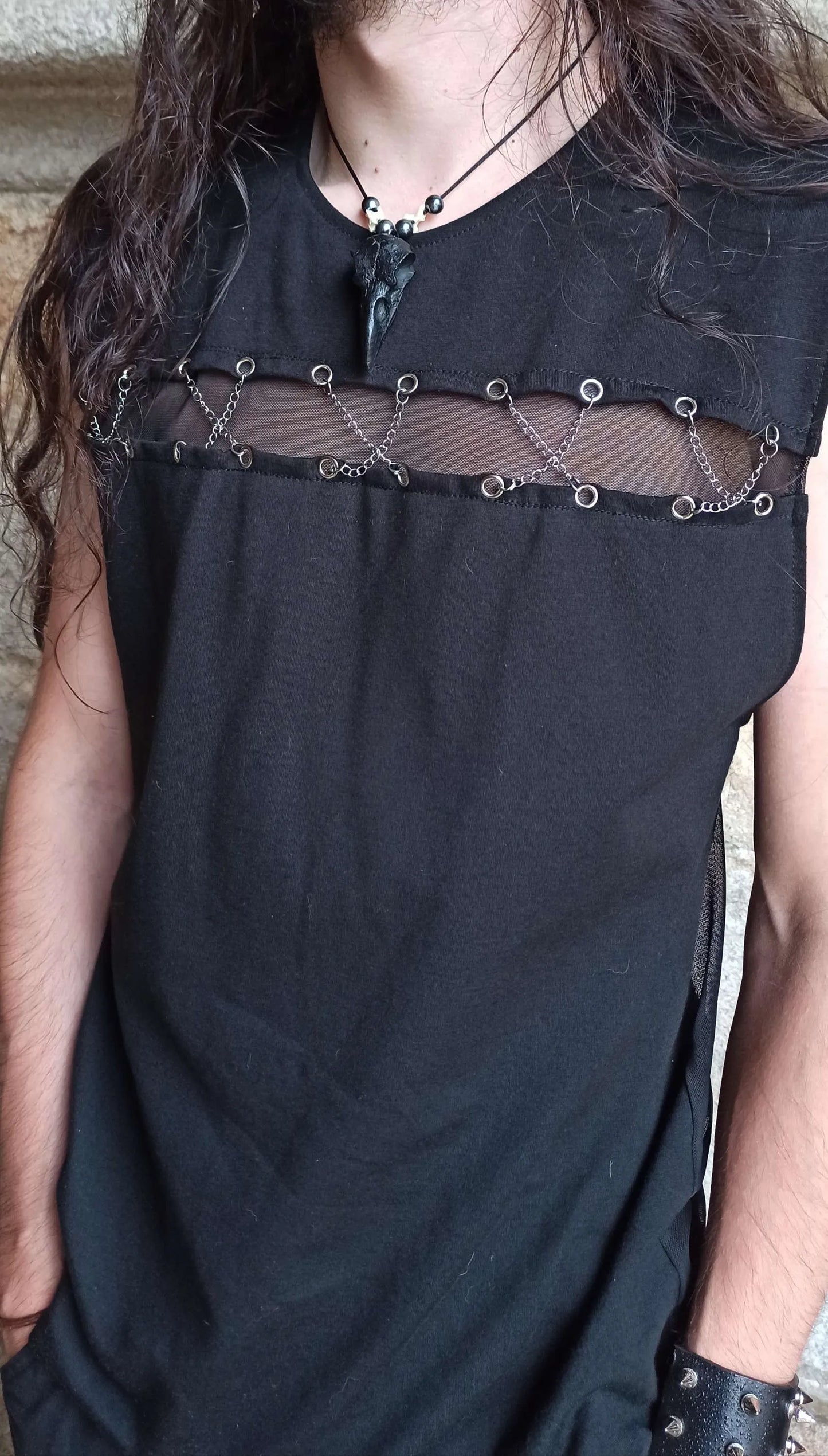 Débardeur unisexe gothique avec chaînes décoratives
Débardeur fait main noir à esthétique rebelle