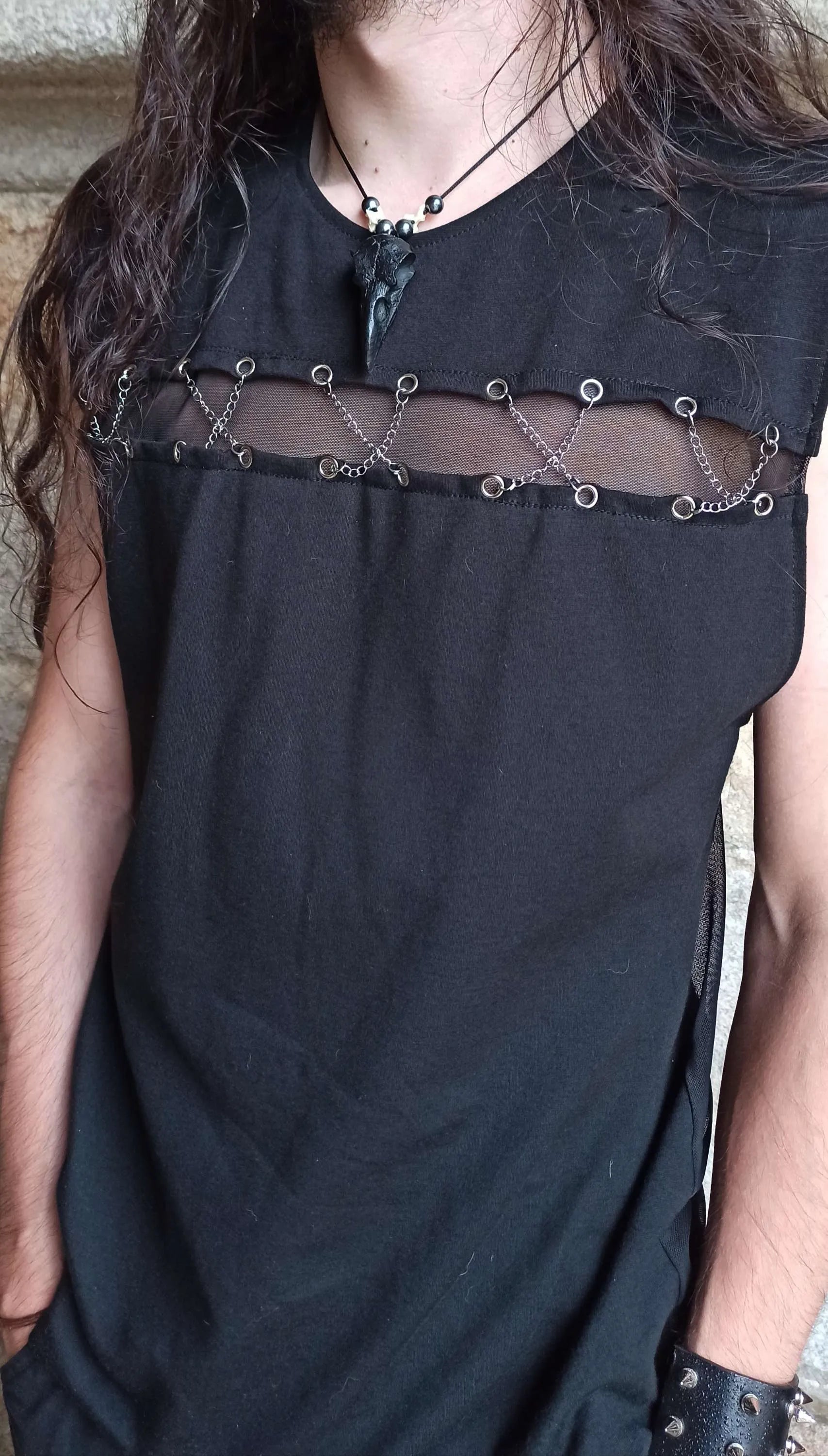 Débardeur unisexe gothique avec chaînes décoratives
Débardeur fait main noir à esthétique rebelle