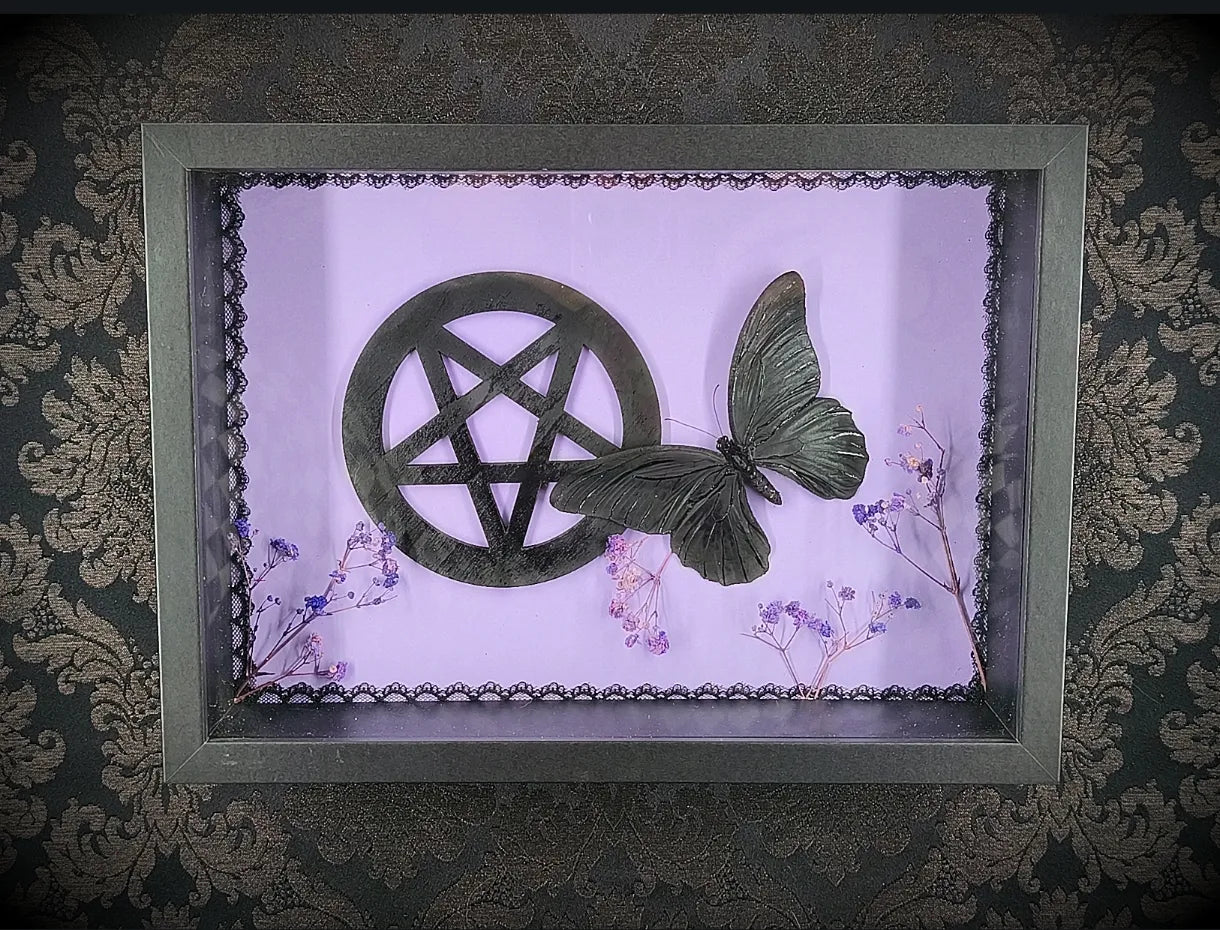 Décoration murale ésotérique avec papillon noir et symbole pentacle en bois