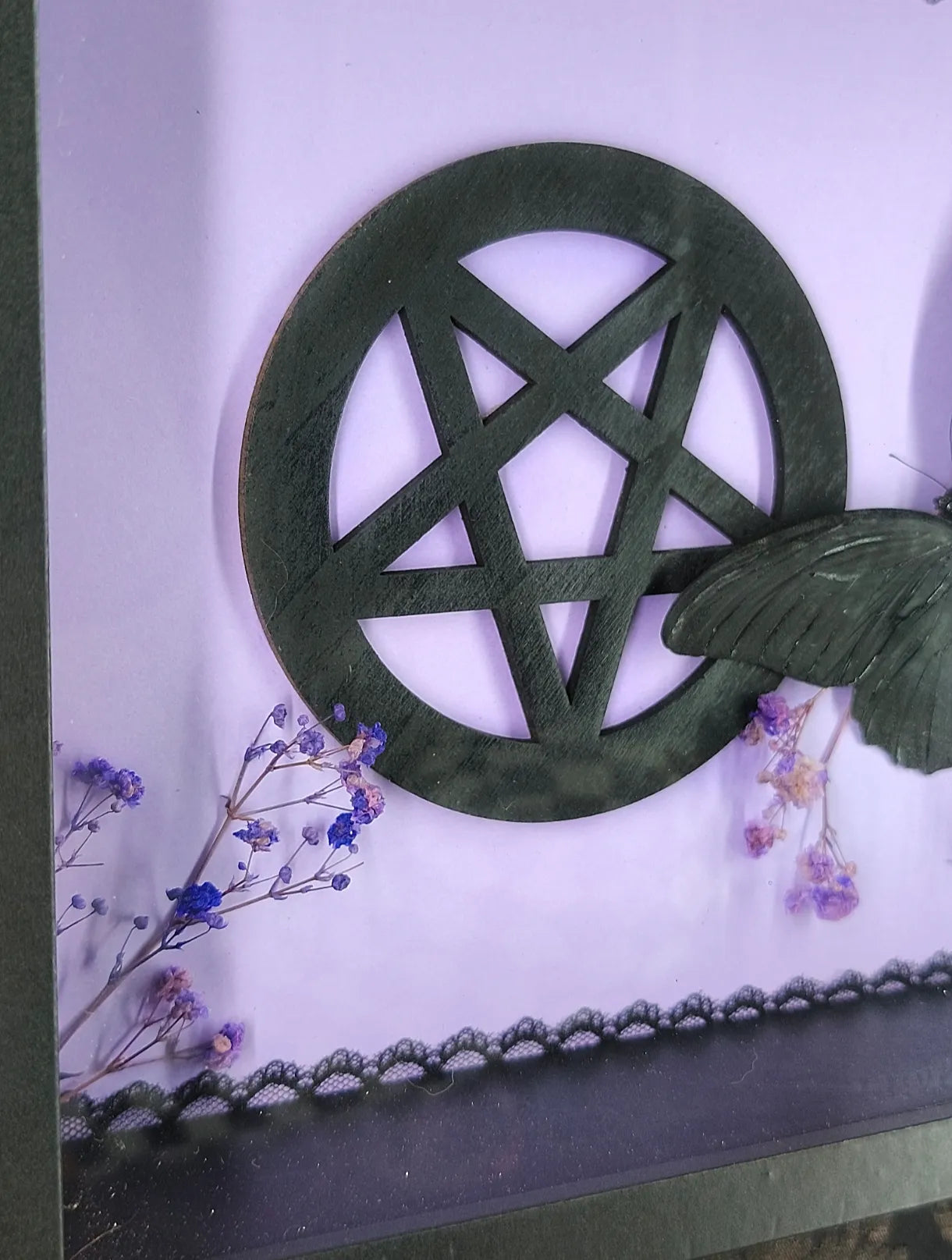 Décoration murale style witchy avec pentacle et composition florale