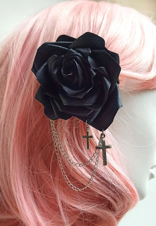Détail barrette rose noire style dark romantic