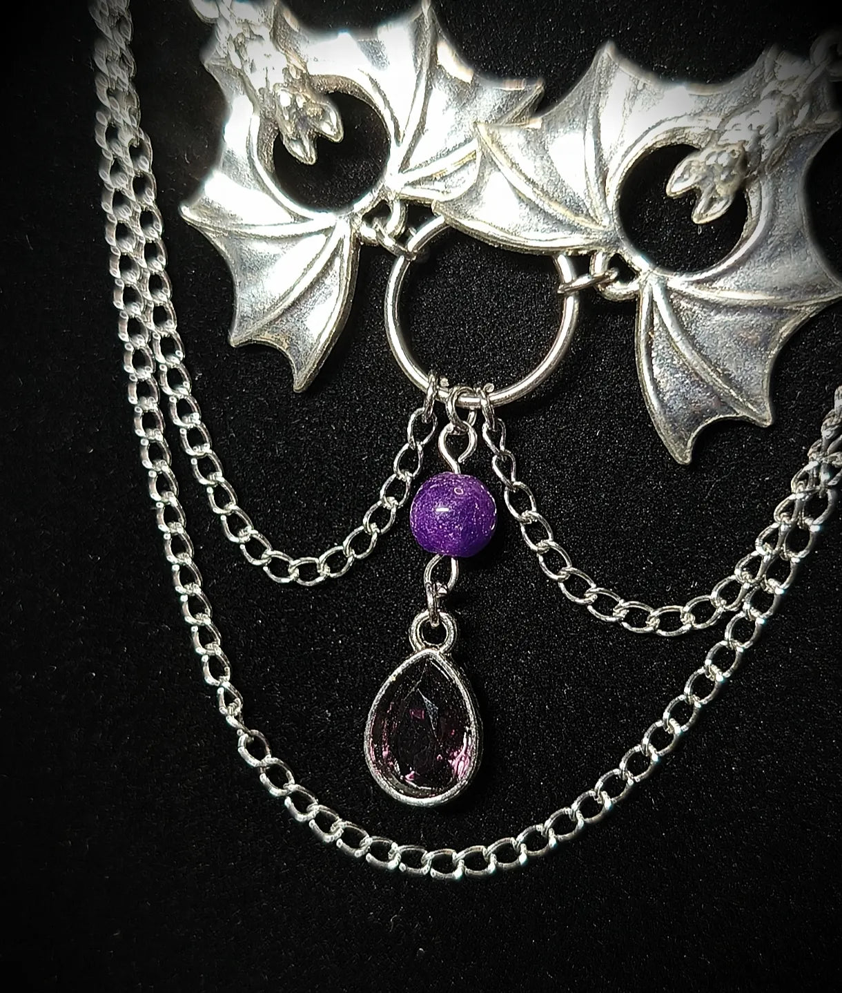 Détail collier gothique chauves-souris avec améthystes, goutte violette et chaînes argentées