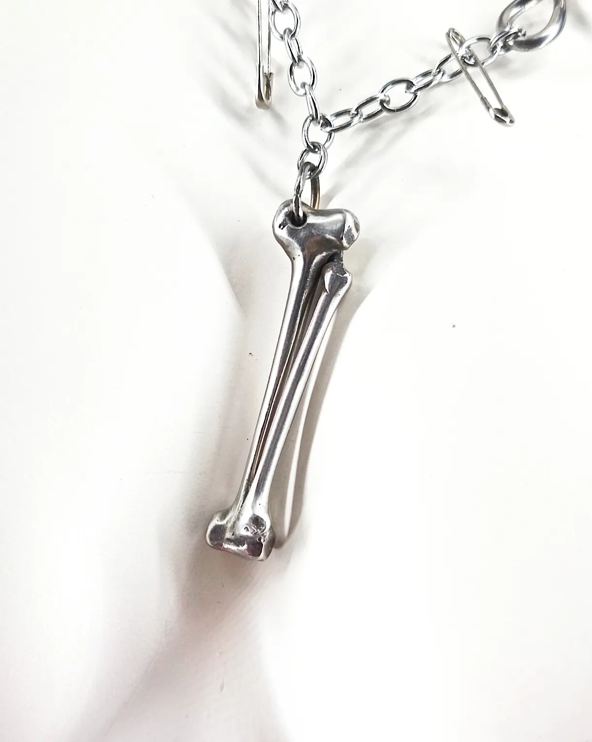 Détail de l'os forgé du collier en acier inoxydable
