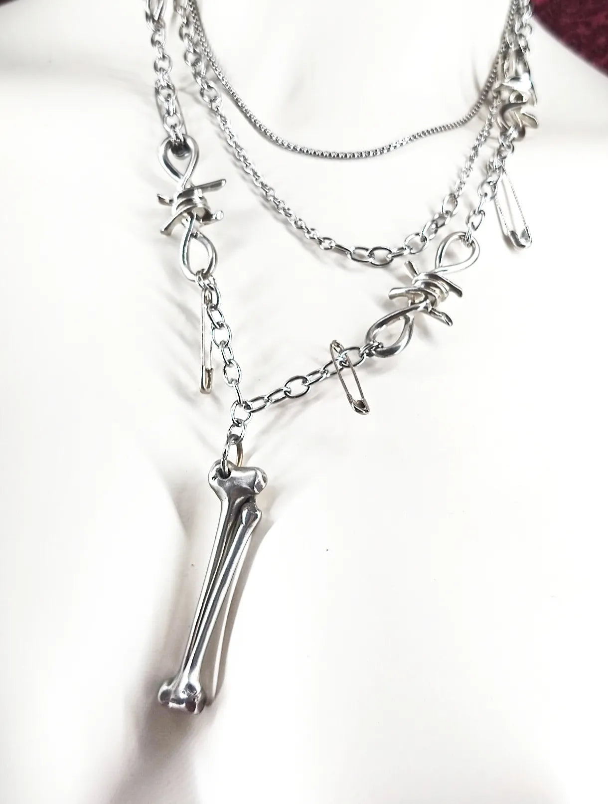 Détail de l'os forgé et des barbelés du collier en acier inoxydable