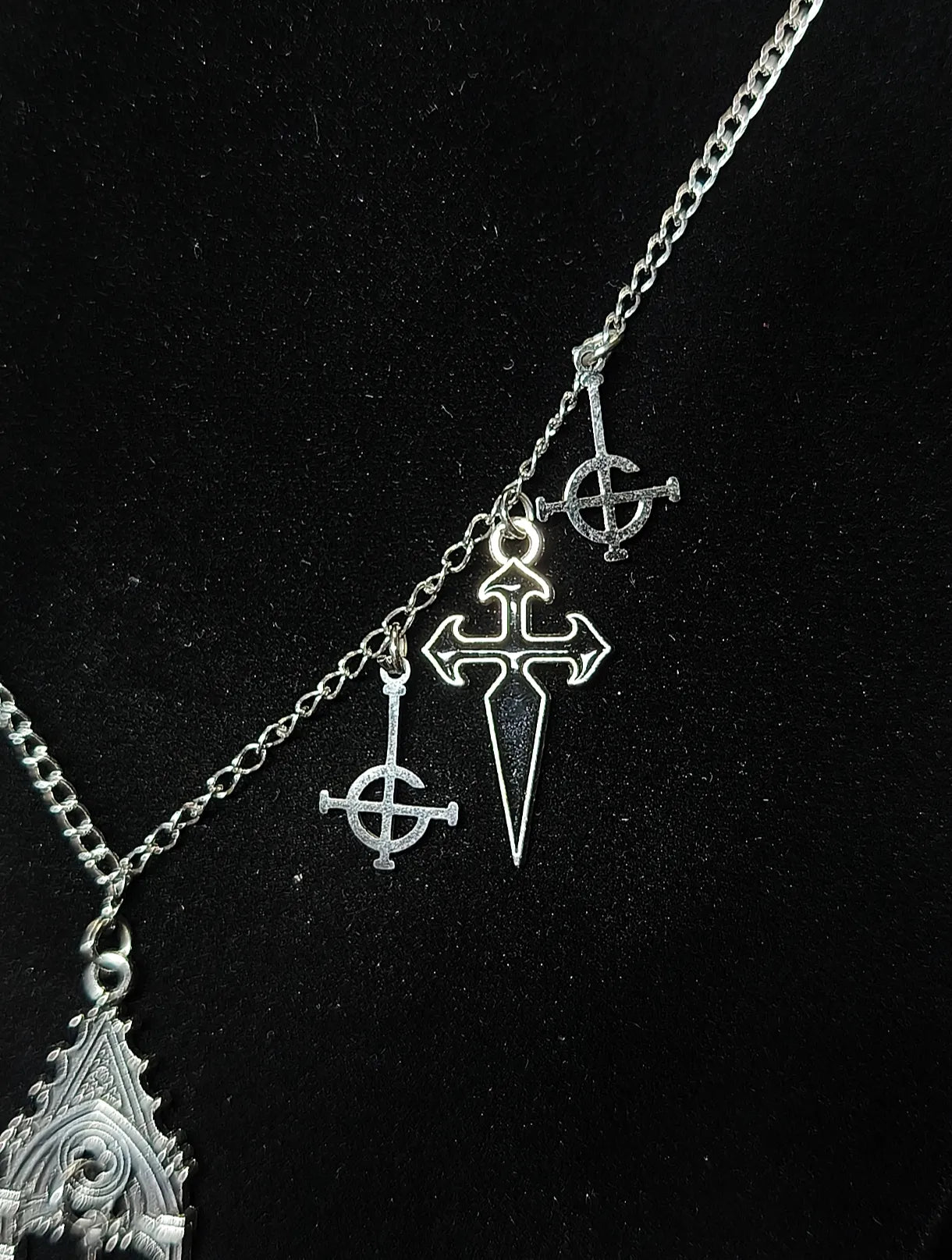 Détail des pendentifs Grucifix et des croix noires du collier inspiré du groupe Ghost 