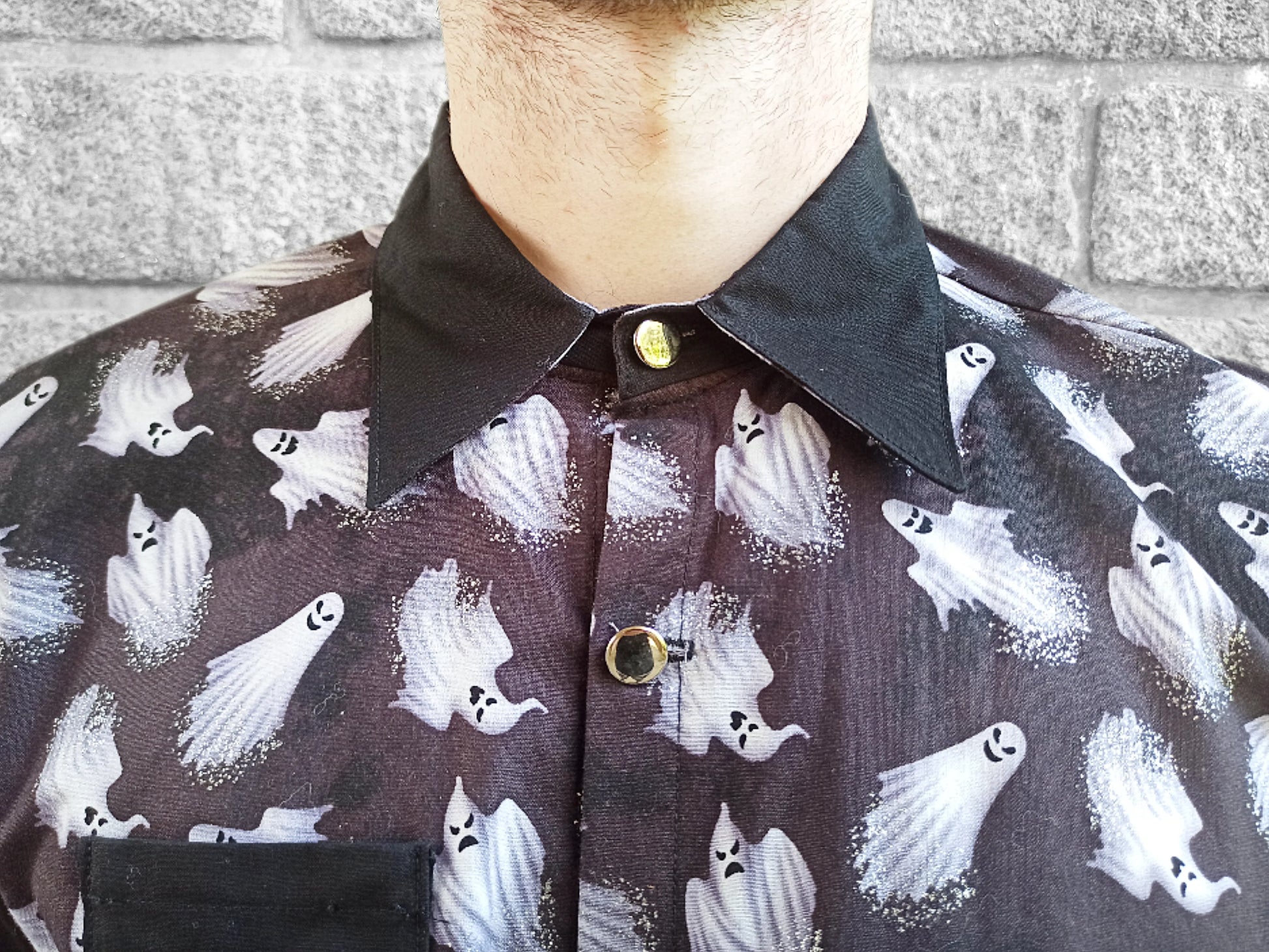 Détail du col de la chemise fantome artisanale
Boutons argentés sur chemise noire alternative