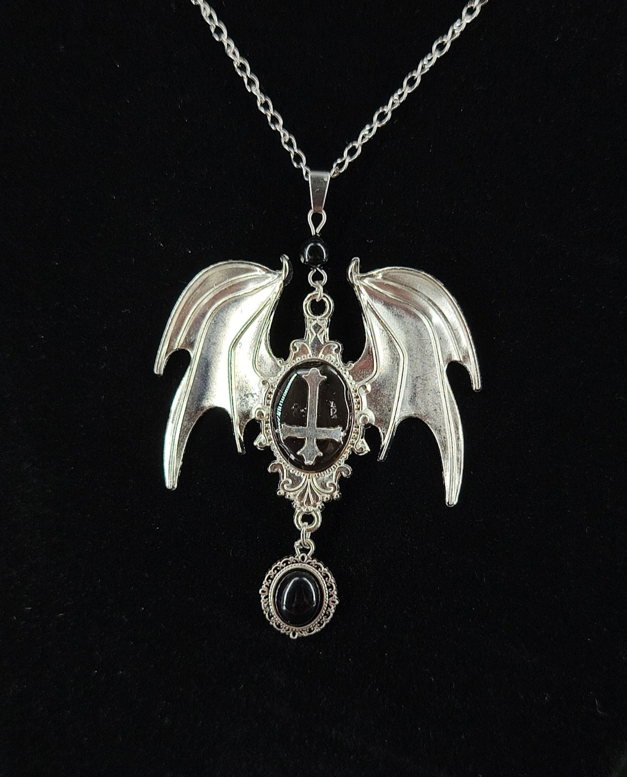 Détail du collier gothique ailes de chauve-souris, croix inversée & obsidienne fait main 