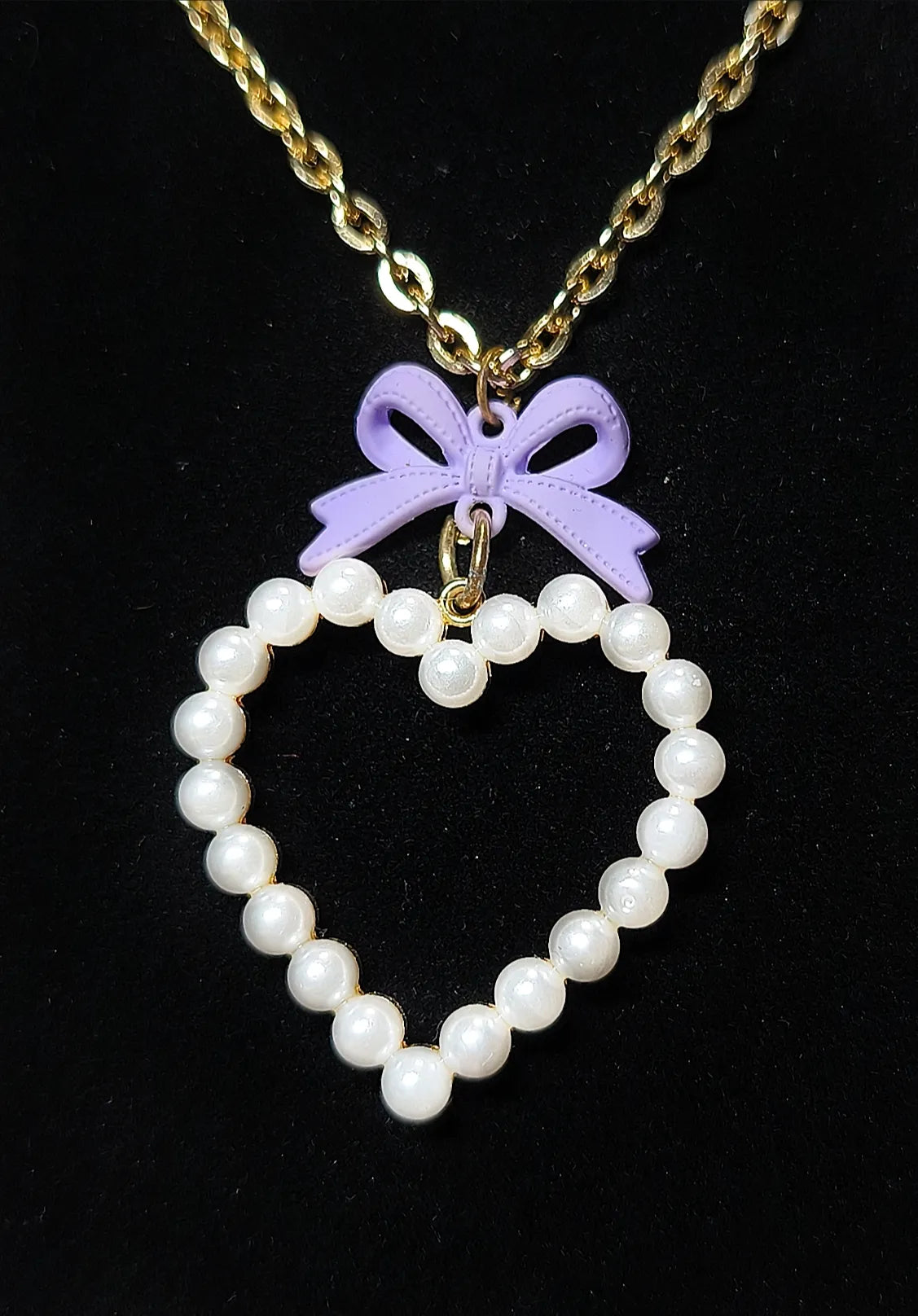 Détail du pendentif cœur en perles blanches et nœud lilas du collier coquette Cœur de Porcelaine