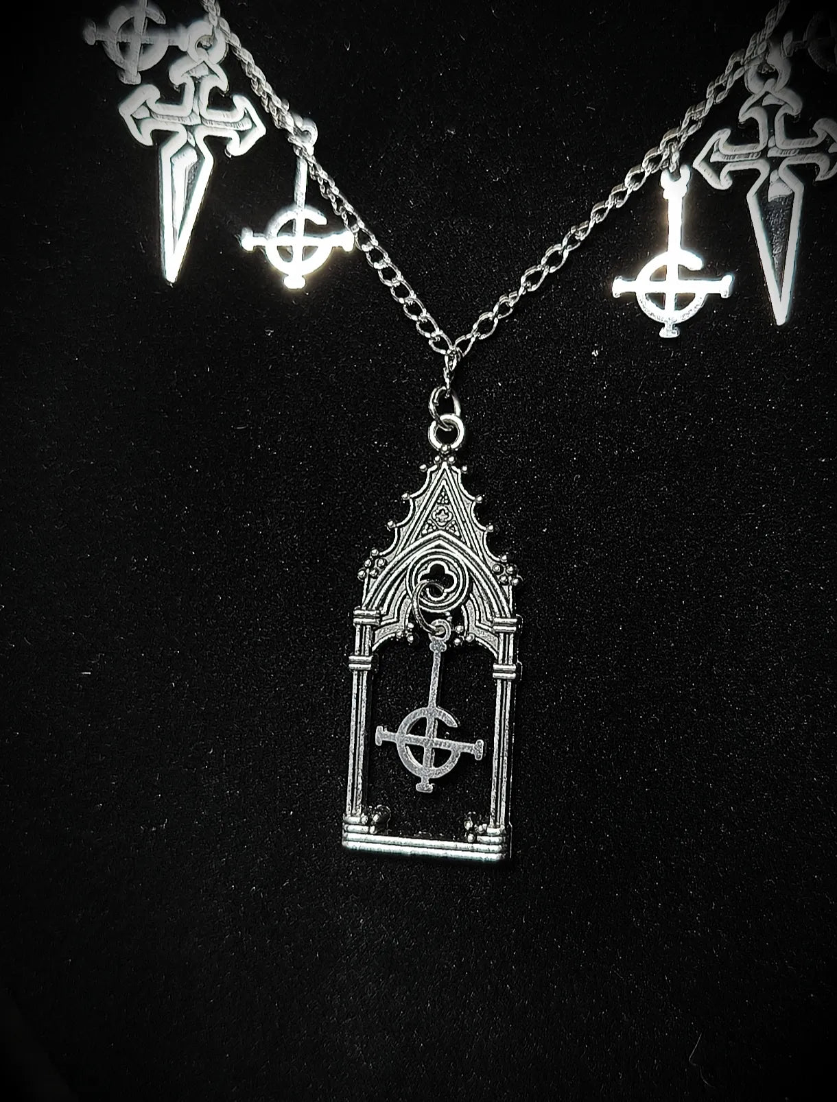 Détail du pendentif cathédrale, Grucifix du collier inspiré du groupe Ghost 