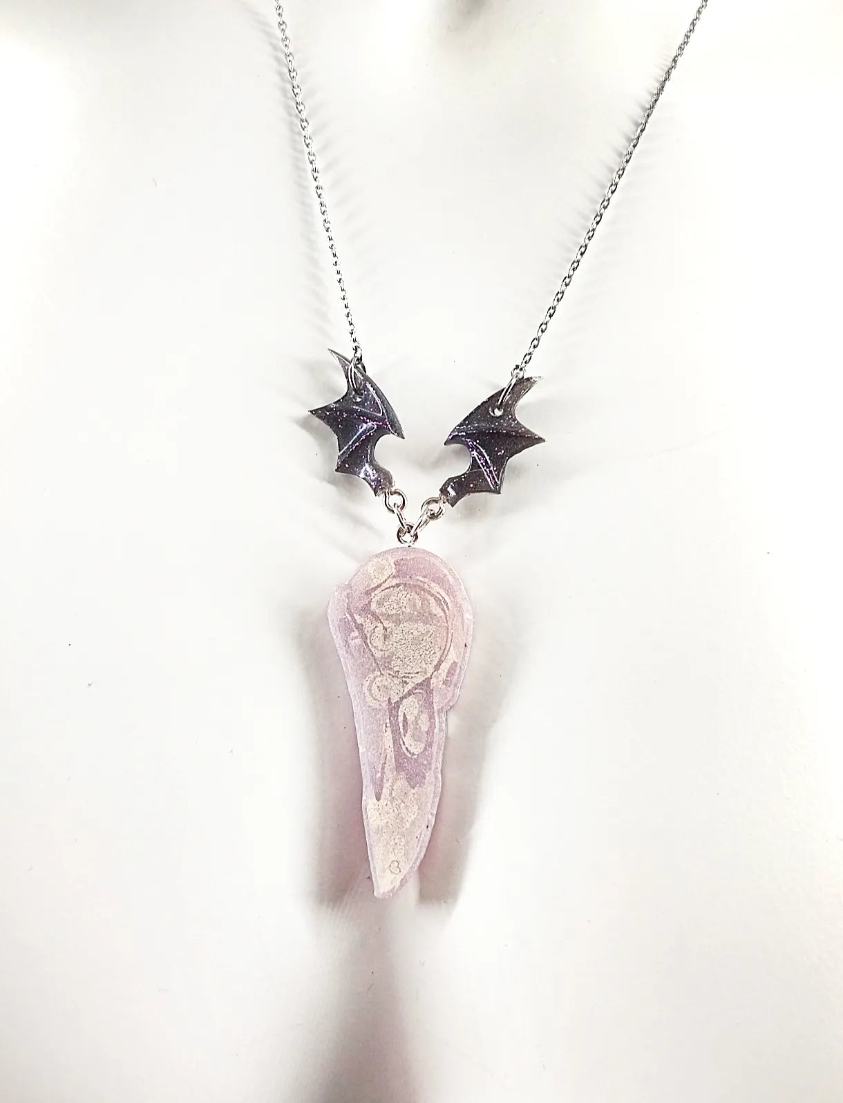 Détails du collier pastel goth crâne de corbeau & ailes de démon