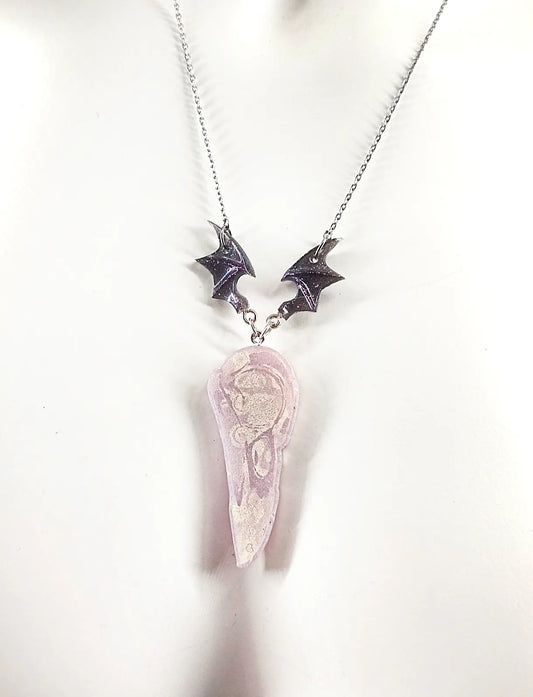 Détails du collier pastel goth crâne de corbeau & ailes de démon
