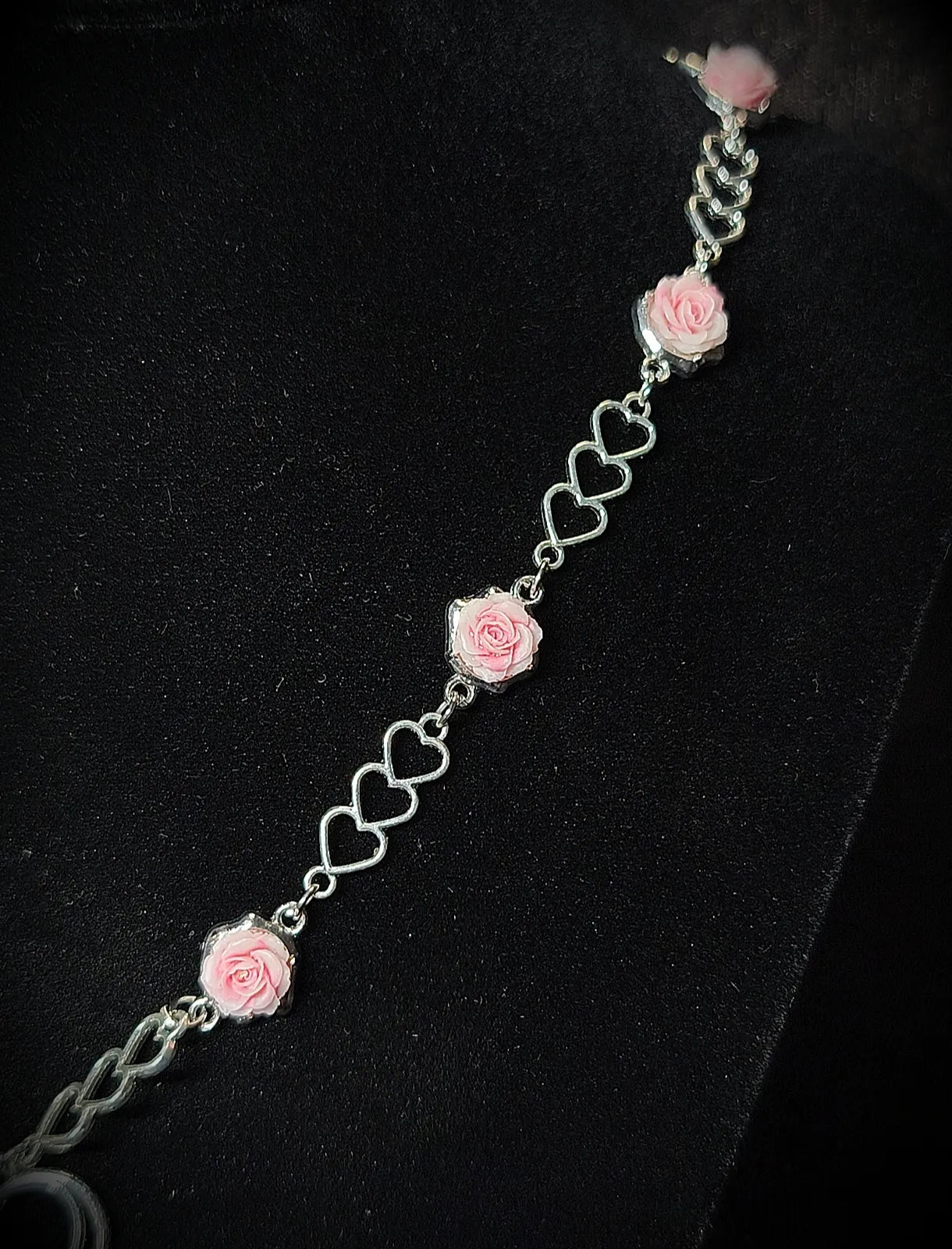Détails roses roses et maillons cœur argentés du collier kawaii Lolita