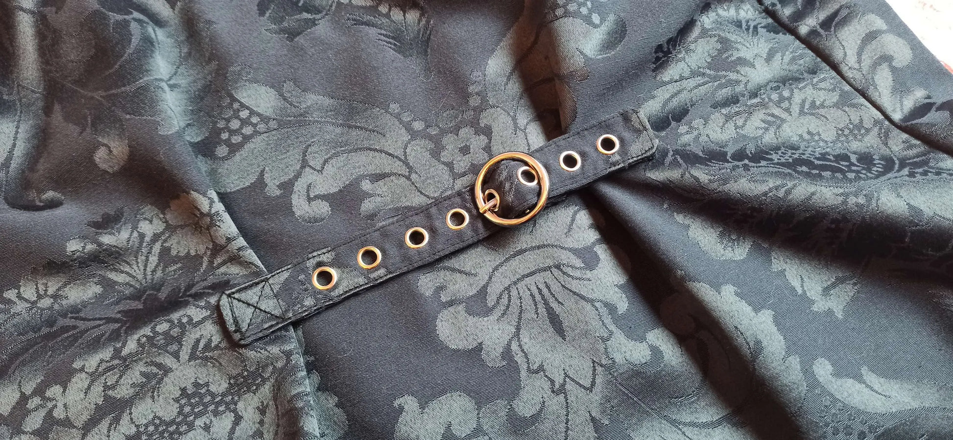 Détails du dos du haut avec sangle et boucle de ceinture