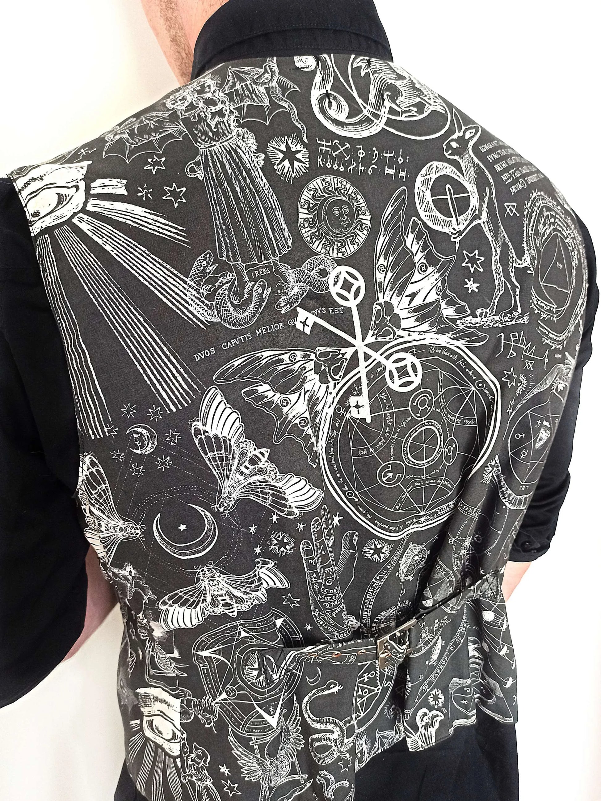 Sangles réglables à œillets métalliques sur gilet goth