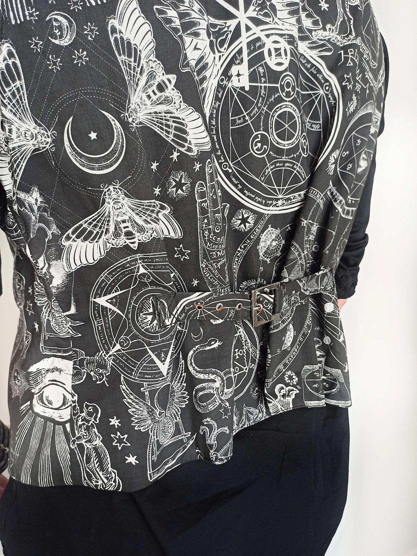Gilet ajustable au style sombre et élégant