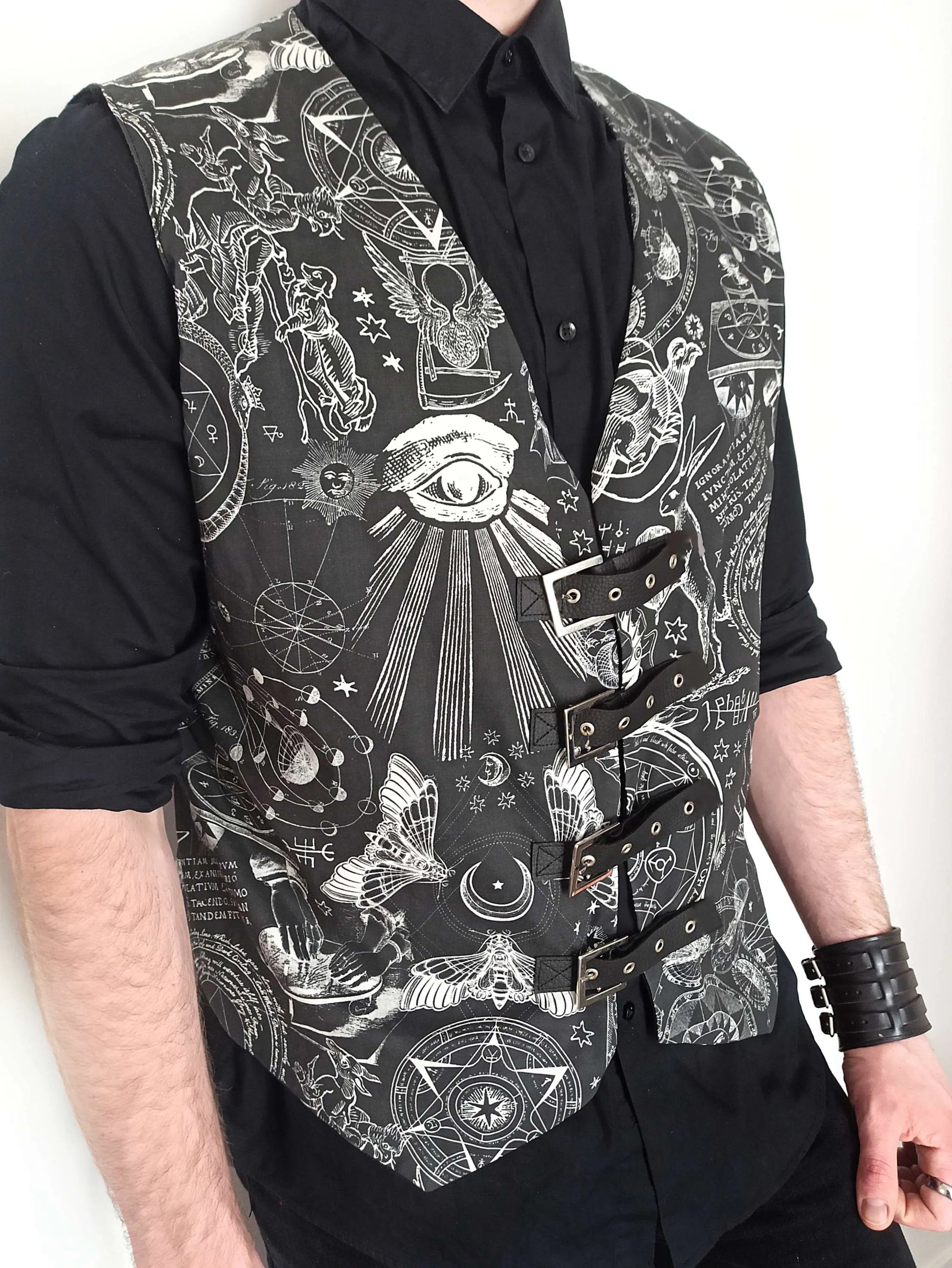 Détail des impressions occultes sur gilet artisanal