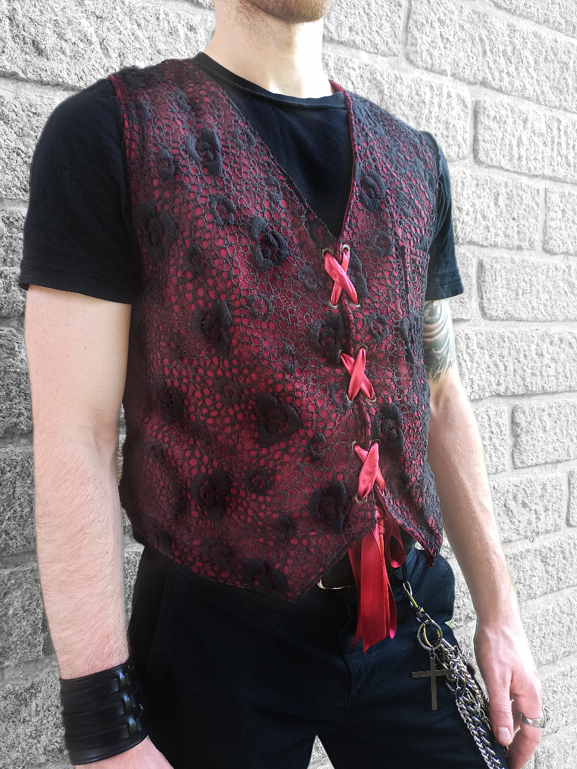 Gilet gothique en velours côtelé bordeaux, dentelle noire, œillets métal et ruban satin. Fait main, élégant et unique. 