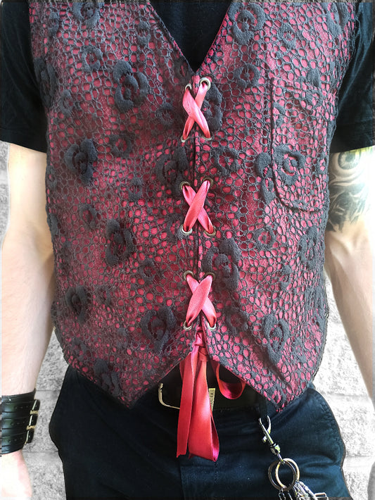 Vue de face du gilet style gothique romantique
Tissu en velours côtelé bordeaux avec texture visible
Finitions en dentelle noire sur gilet gothique raffiné
Détail de la fermeture à ruban satin bordeaux et œillets métal