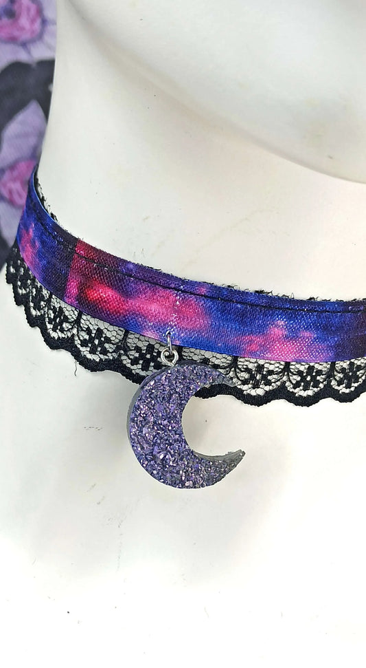 Gros plan sur pendentif lune cristallisée violet – bijou en résine style cosmique et gothique
Dentelle noire fine et élégante sur ruban galaxie – détail du collier gothique fait main