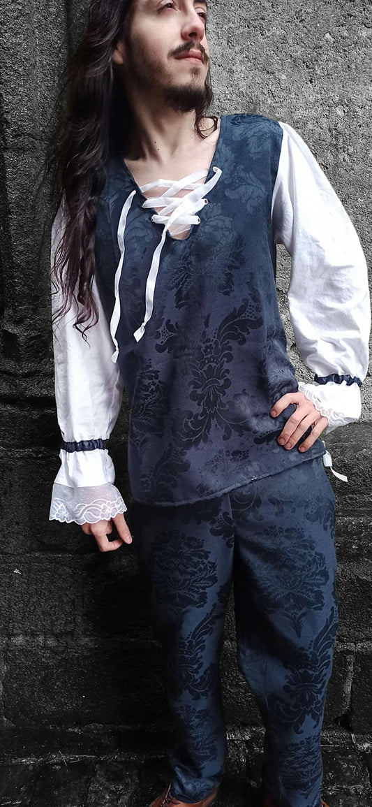 Haut gothique médiéval en jacquard bleu nuit avec laçage, manches en lin et dentelle, sangle ajustable au dos.
