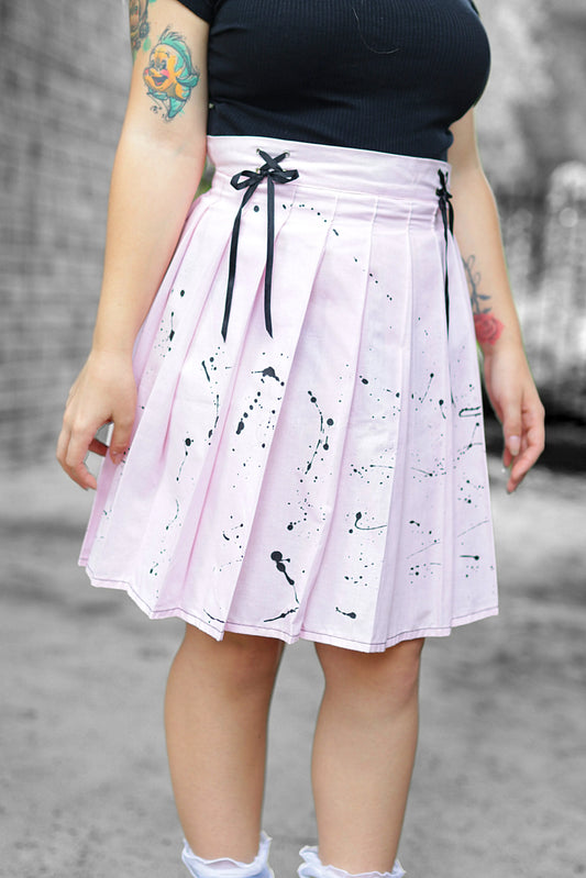 Jupe plissée pastel goth rose en coton – Éclaboussures noires peintes à la main & laçages japonisants – Fait main