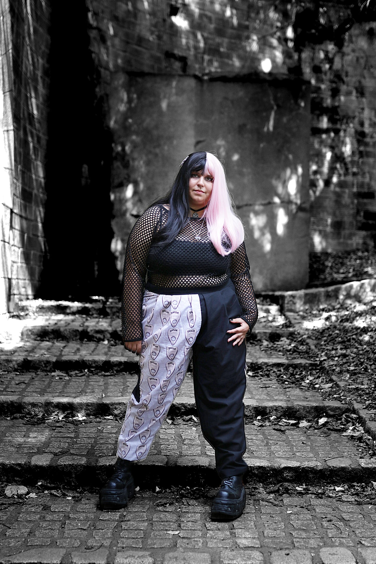 Pantalon pastel goth bicolore en coton – Jambe imprimée ouija & taille élastique – Fait main, pièce unique